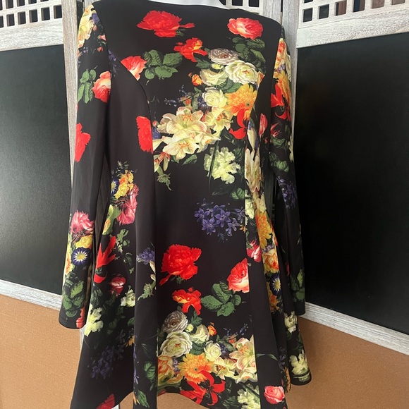 Dresses & Skirts - Black Floral Patterned Top